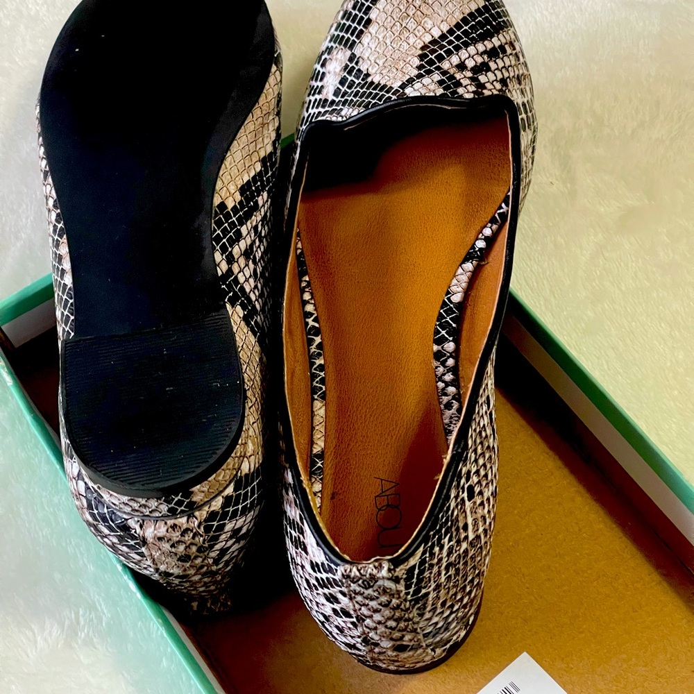 Beautiful Flats, never use size 8 amazing snake print.